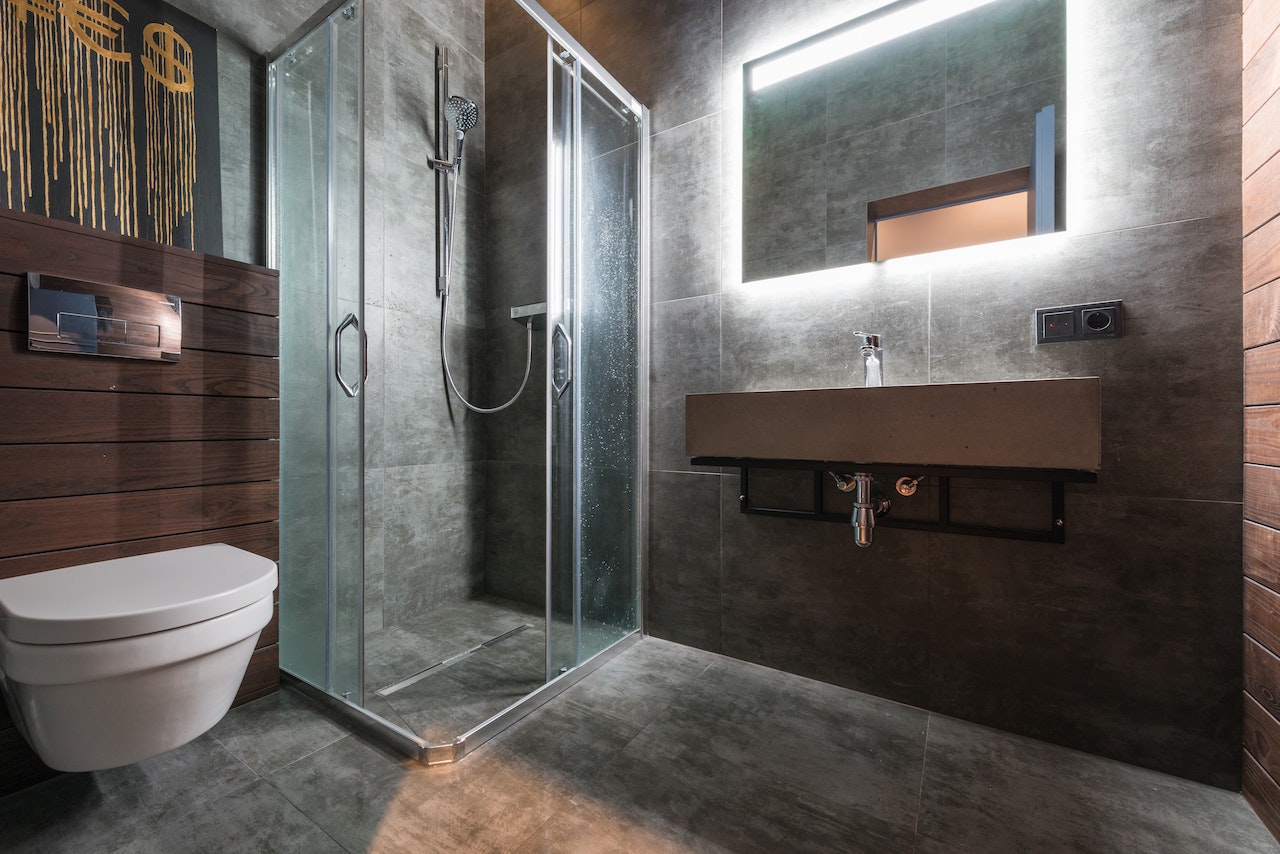 6 Inspirasi Desain Kamar Mandi dengan Shower Modern