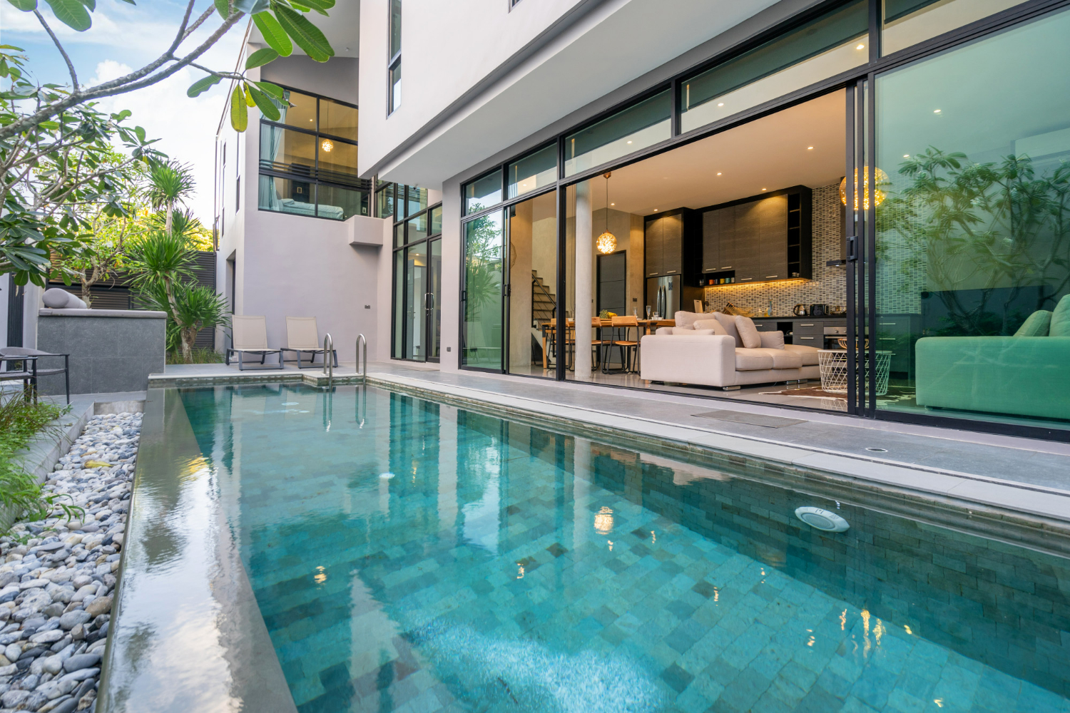 Ide Desain Kolam Renang Rumahan untuk Outdoor dan Indoor