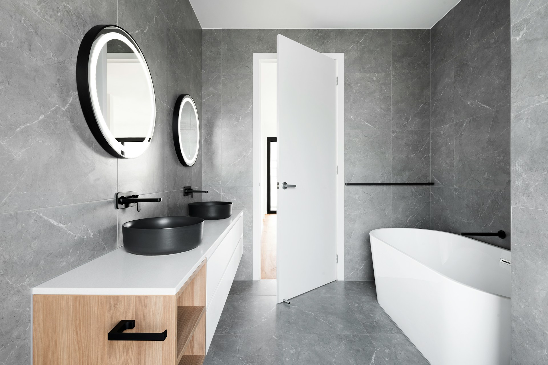 Berapakah Idealnya Ukuran Pintu Kamar Mandi? Simak Ini!