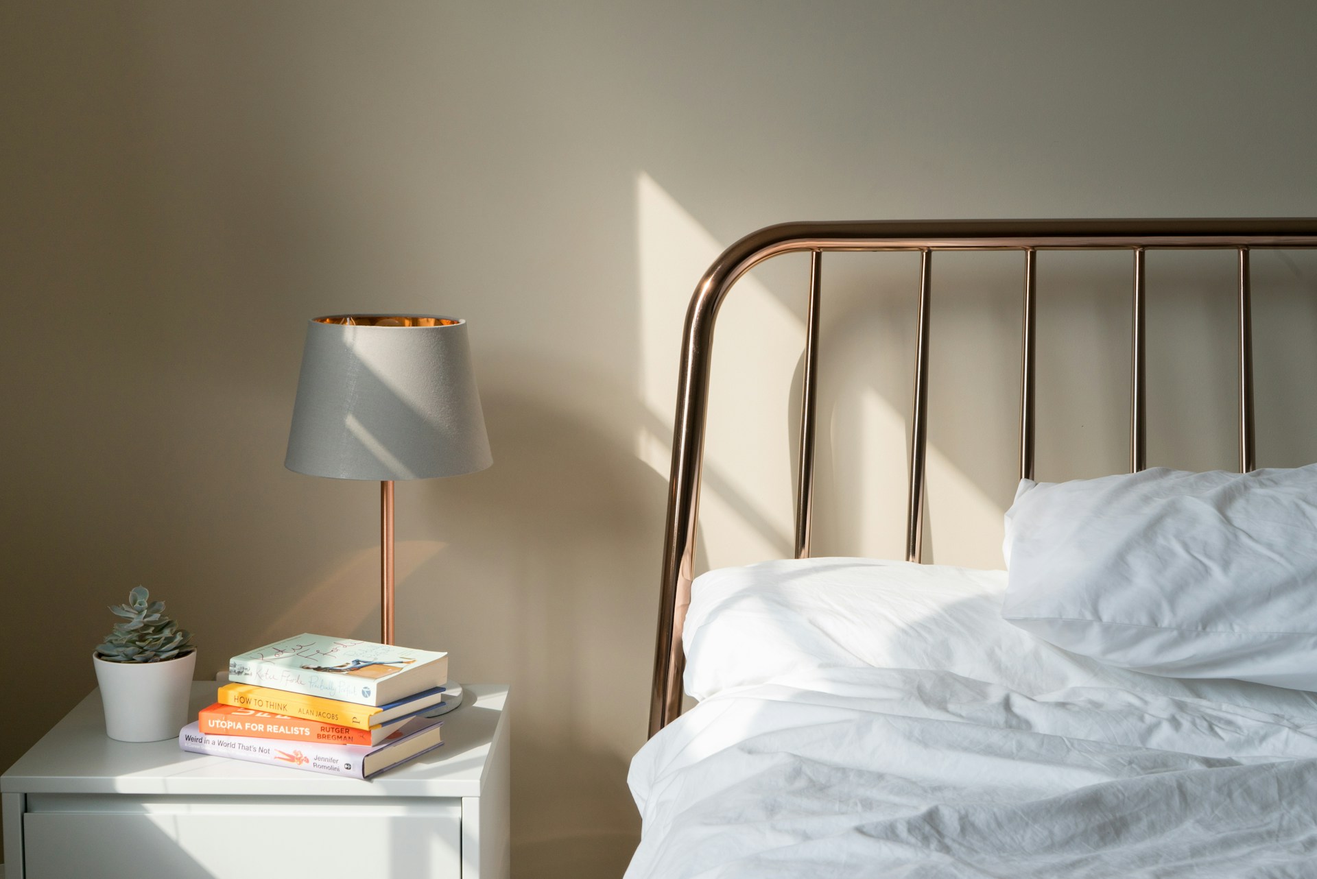 Inspirasi Desain Kamar Tidur Sempit yang Keren