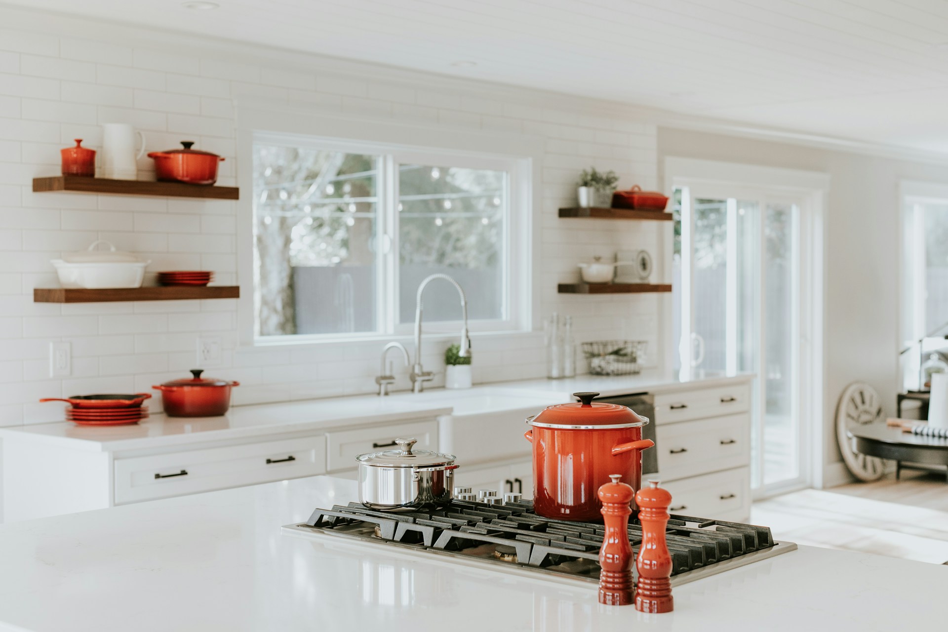 10 Cara Menghilangkan Noda Minyak Dinding Dapur